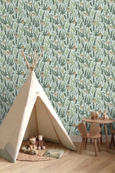 Kinderzimmer mit Tapete im Dschungel-Stil mit Affen, einem Spielzelt aus Stoff in Tipi-Form und Kindermöbeln aus Holz auf Parkettboden.