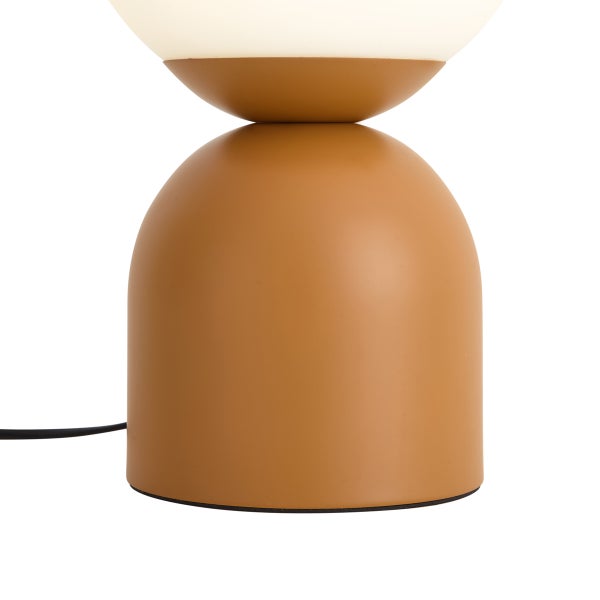 Moderne Tischleuchte mit kuppelförmigem Metallsockel und kugelförmigem Diffusor aus Glas