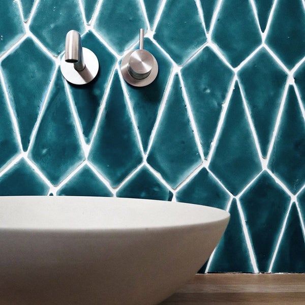 Deckenleuchte mit drei Strahlern, Holzdetails und schwarzem Metallgehäuse