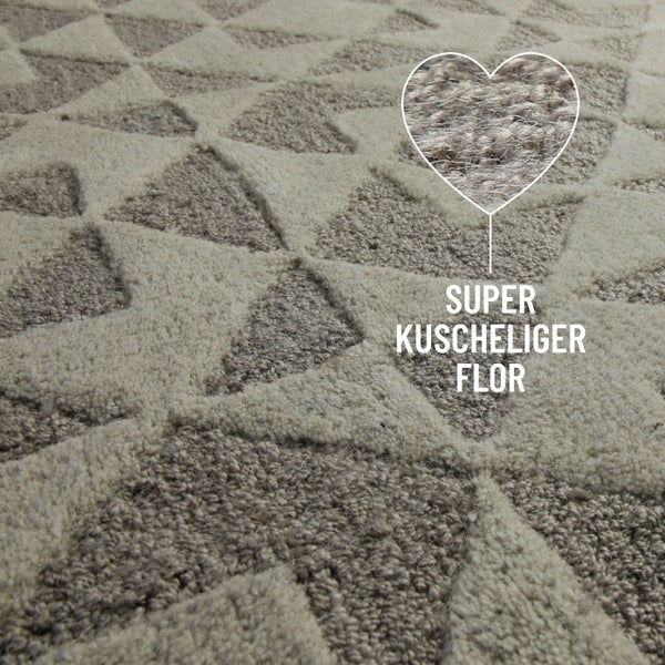 Teppich mit geometrischem Dreiecksmuster und besonders weichem Flor.