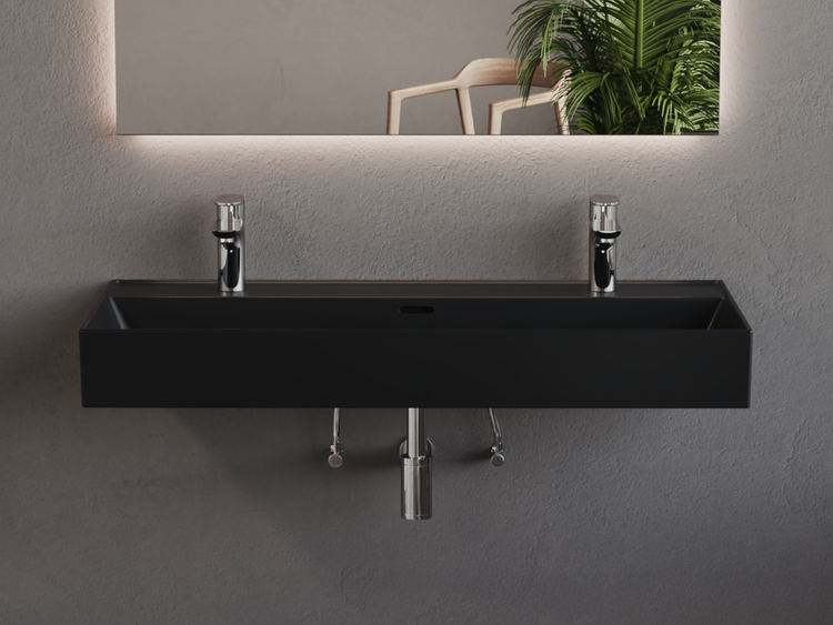 Schwarzer Waschtisch mit zwei Armaturen und Spiegel mit Beleuchtung in einem Badezimmer.