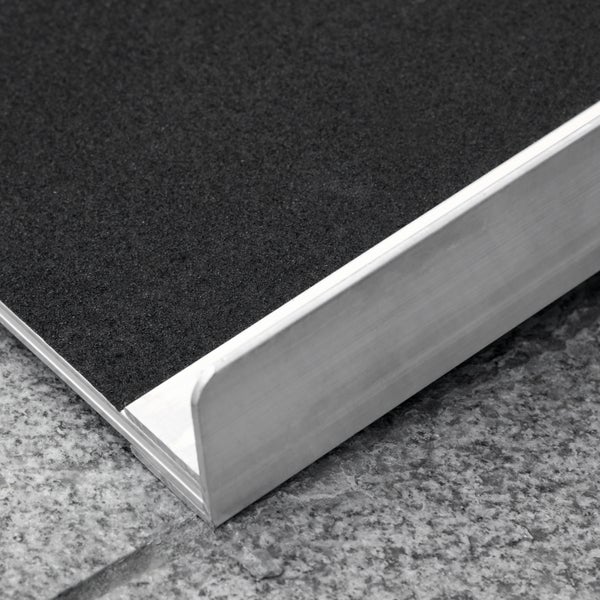 Detailaufnahme einer Rampe mit Aluminiumprofil und schwarzer Antirutschbeschichtung.