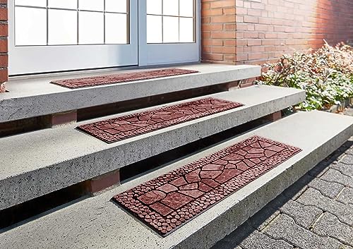 Drei rutschfeste Stufenmatten mit Steinoptik auf einer Betontreppe im Außenbereich vor einer Tür.