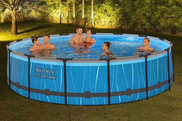 Bestway Steel Pro Max Frame Pool im beleuchteten Garten bei Nacht mit fünf Personen im Wasser.