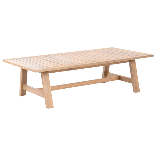 Flacher, rechteckiger Loungetisch aus Holz für den Außenbereich mit Tischplatte in Lattenoptik und schrägen Beinen.
