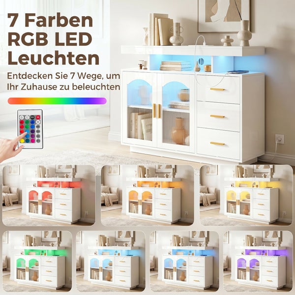 Weißes Sideboard mit LED-Beleuchtung in sieben Farben, Glastüren, Schubladen und Fernbedienung in einem modernen Wohnzimmer.