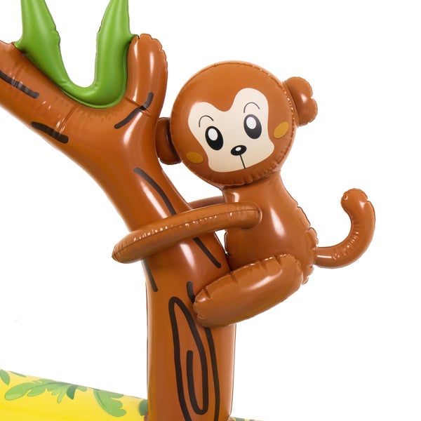 Aufblasbare Affenfigur an einem Baum als Dekoration oder Spielzeug