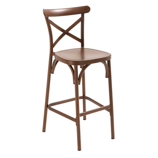 Barhocker mit gekreuzter Rückenlehne, braune Holzoptik und integrierter Fußstütze.