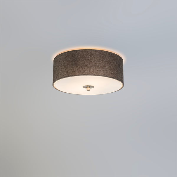 Runde Deckenleuchte mit grauem Stoffschirm in Trommelform und weißem Diffusor.