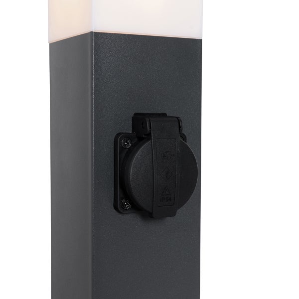 Sockelleuchte in Anthrazit mit integrierter Außensteckdose und Klappdeckel, Schutzart IP 54, aus Metall und Kunststoff.