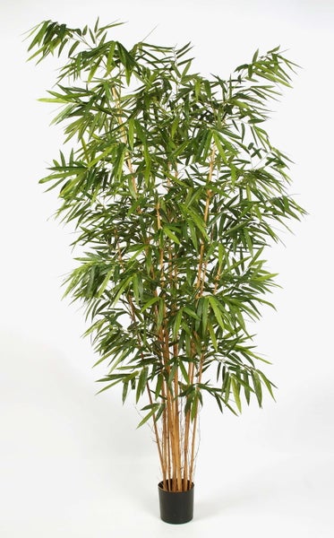 Künstliche Bambuspflanze mit mehreren Stämmen und grünen Blättern in einem schwarzen Topf.