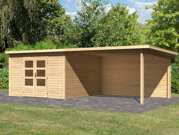 Modernes Gartenhaus aus Holz mit Doppeltür, Fenstern und großem seitlichem Schleppdach auf einer gepflasterten Fläche im Garten.