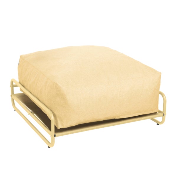 Quadratischer Hocker mit beige gepolstertem Kissen und Metallgestell.