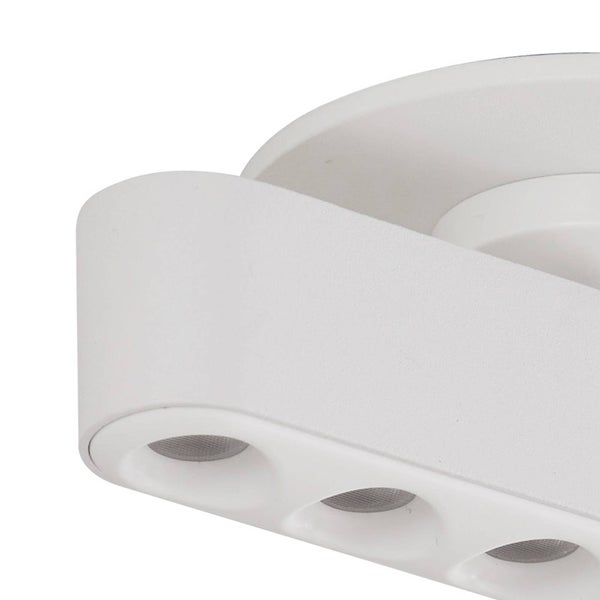 Weiße LED-Deckenleuchte mit sechs Lichtquellen und runder Halterung.