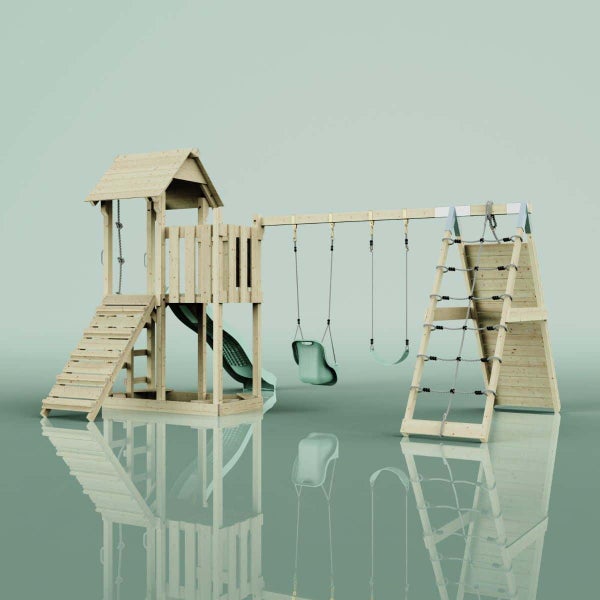 Hölzernes Spielgerät für Kinder mit einem Turm inklusive Dach, Rutsche, zwei Schaukeln und einem Kletterelement mit Netz.