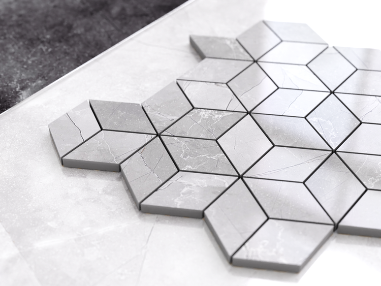 Mosaikfliesen in Rautenform mit grauem Marmoreffekt.