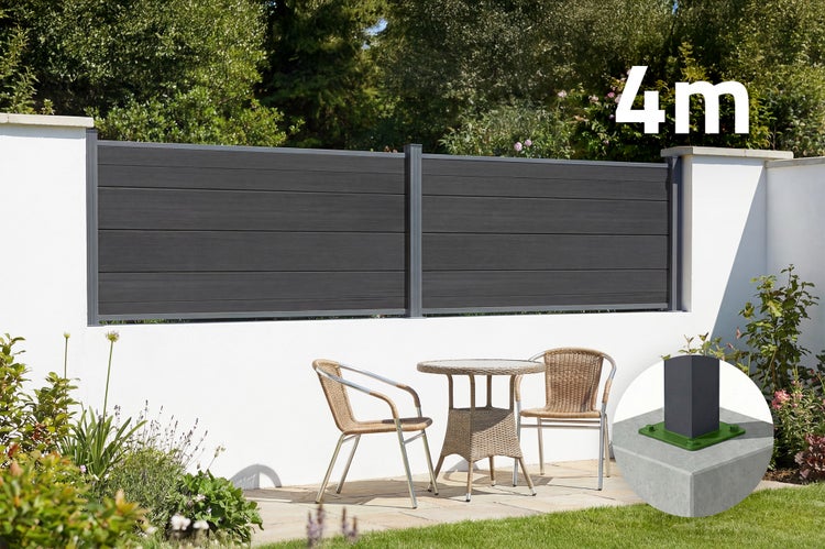 4 Meter breiter Sichtschutzzaun aus WPC in Anthrazit auf einer Gartenmauer über einer Terrasse mit Sitzgruppe und Detail der Pfostenbefestigung.