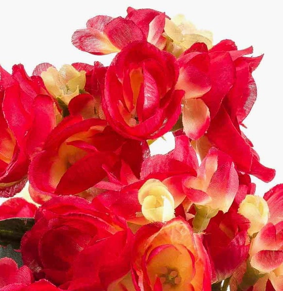 Künstliche Rose mit cremeweißer Blüte und rosa Zentrum, grüner Stiel mit Blättern.