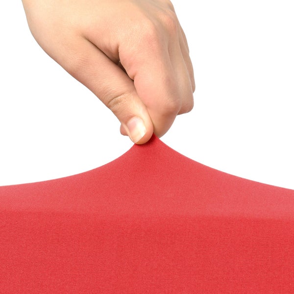 Dehnung eines roten Stoffbezugs