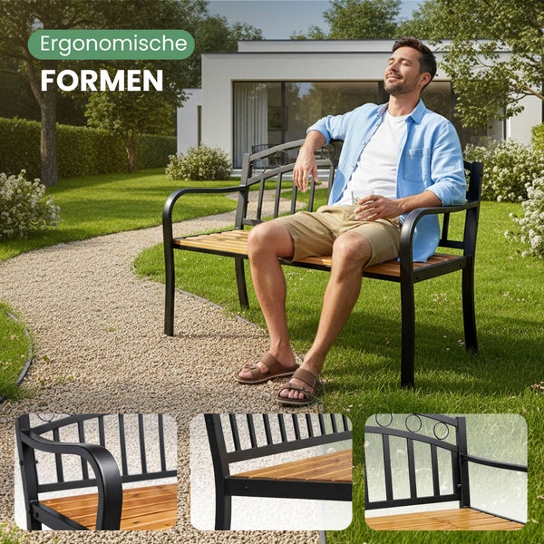 Ein Mann auf einer ergonomischen Gartenbank aus Metall und Holz in einem hellen, gepflegten Garten mit Rasen, Kiesweg und modernem Haus.