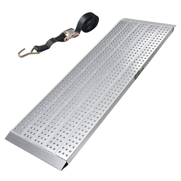 Trutzholm Auffahrrampe aus Aluminium mit gelochter Oberfläche und einem schwarzen Zurrgurt mit Ratsche und Haken.