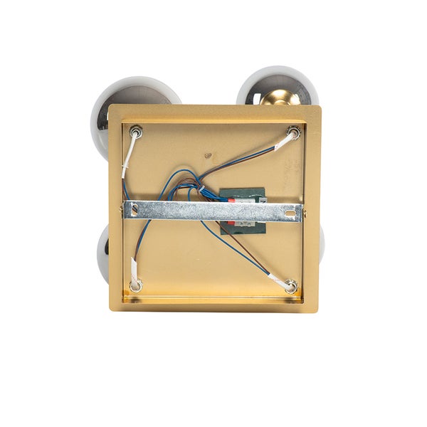 Detailansicht der Rückseite einer Wandleuchte mit vier Leuchtkörpern