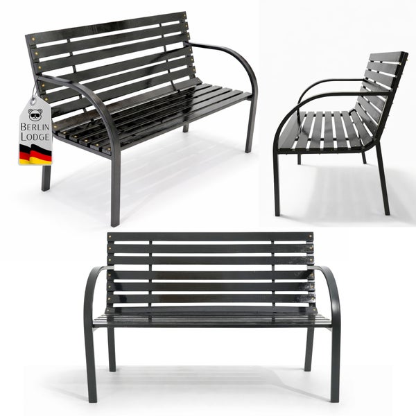 Schwarze Gartenbank mit Holzlatten und Metallrahmen auf einer hellen, sonnigen Terrasse mit mediterranem Ausblick.