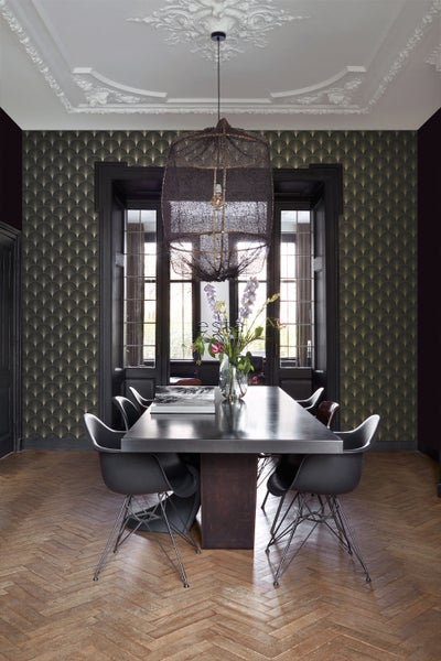 Esszimmer mit Esstisch, Stühlen, Lampe und gemusterter Tapete