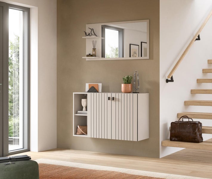 Flurmöbel Set bestehend aus hängendem Sideboard mit Lamellenfront und Wandspiegel mit Ablage im modernen Design für den Eingangsbereich.