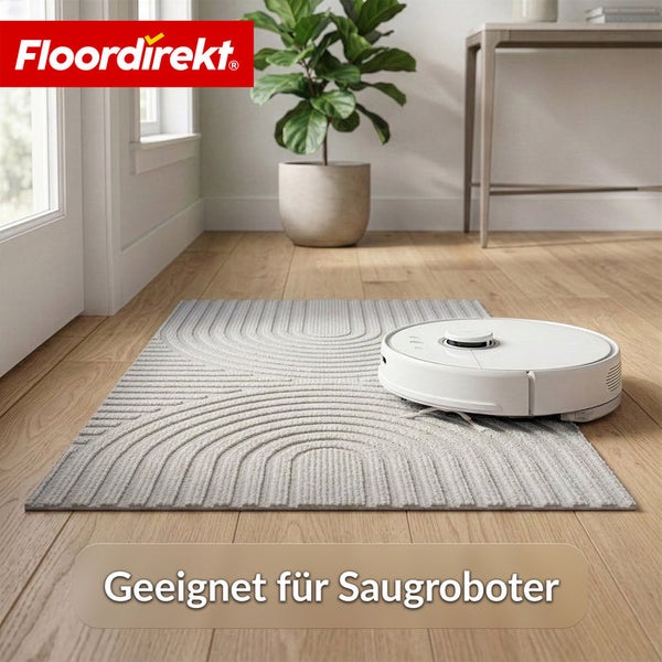 Saugroboter reinigt eine gemusterte Matte auf Holzfußboden in einem hellen Raum. Floordirekt Logo. Geeignet für Saugroboter.
