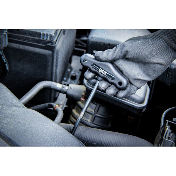 Eine Person benutzt einen BGS technic T-Griff Inbusschlüssel am Motor eines Autos.