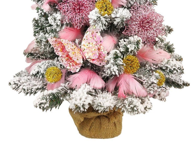 Künstlicher Weihnachtsbaum in Jutetopf, künstlich verschneit, dekoriert mit Federn, Schmetterlingen und Glitzerblüten.