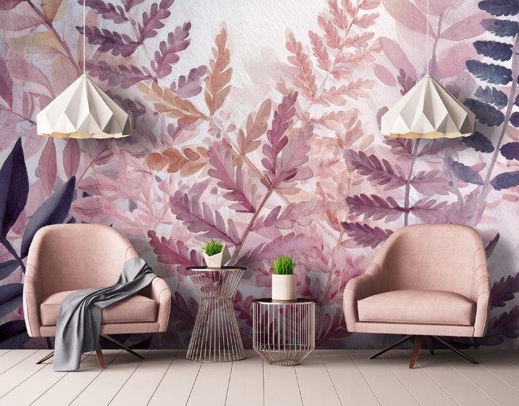 Zwei Sessel mit Beistelltischen und floraler Tapete