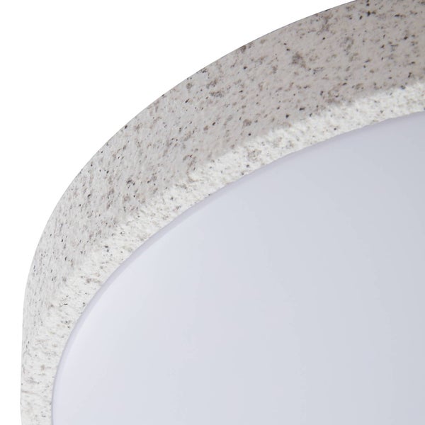 Detailansicht einer runden Deckenleuchte mit strukturiertem Rand in Stein-Optik und weißer Abdeckung.