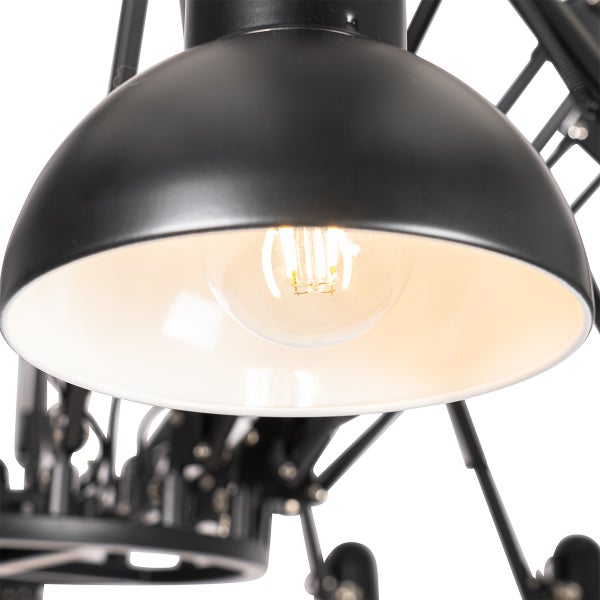 Detailaufnahme einer Deckenleuchte mit Lampenschirm und Leuchtmittel