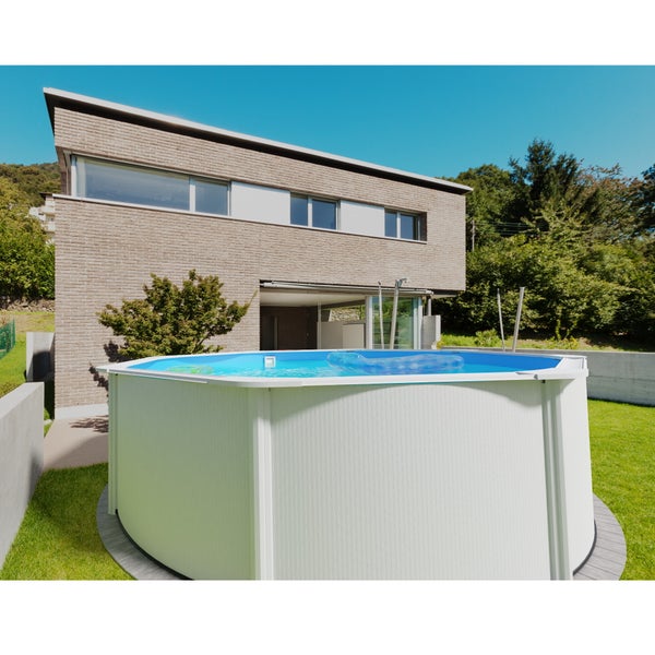 Aufstellpool im Garten vor einem Wohnhaus