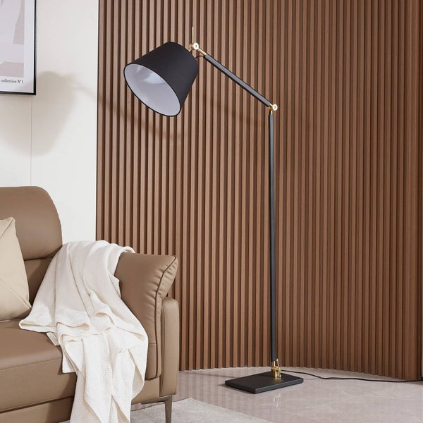 Stehlampe neben einem Sofa in einem Wohnzimmer.