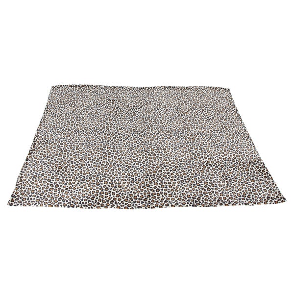 Eine weiche Wohndecke mit Leopardenmuster zur Dekoration oder als Wärmespender für Wohnzimmer oder Schlafzimmer.