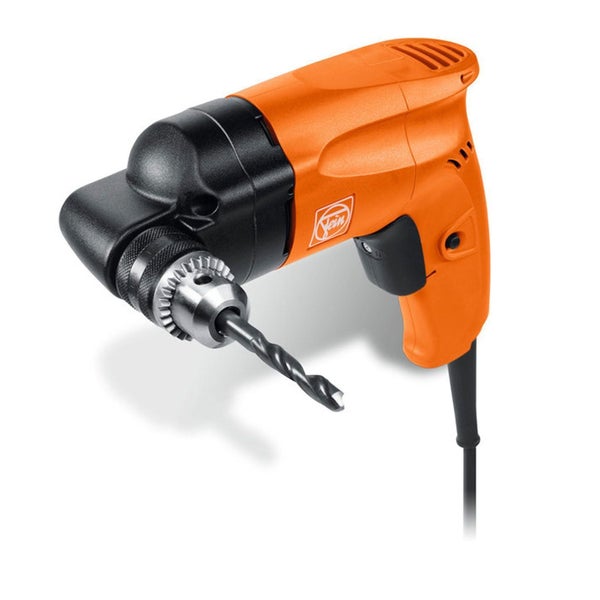 Handgeführte orangefarbene Fein Winkelbohrmaschine beim Bohren mit einem Metallbohrer in ein weißes Werkstück aus Metall.