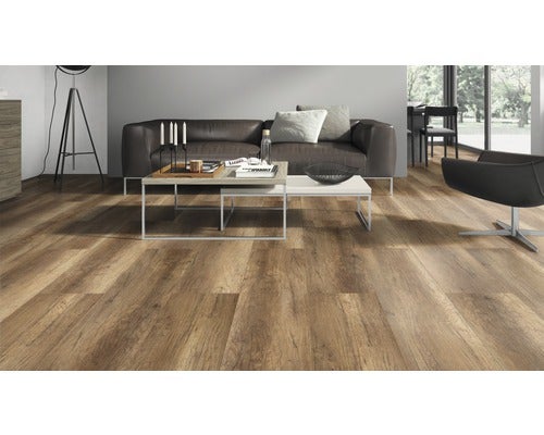 Wohnzimmer mit braunem Laminatboden, Couch und Tisch