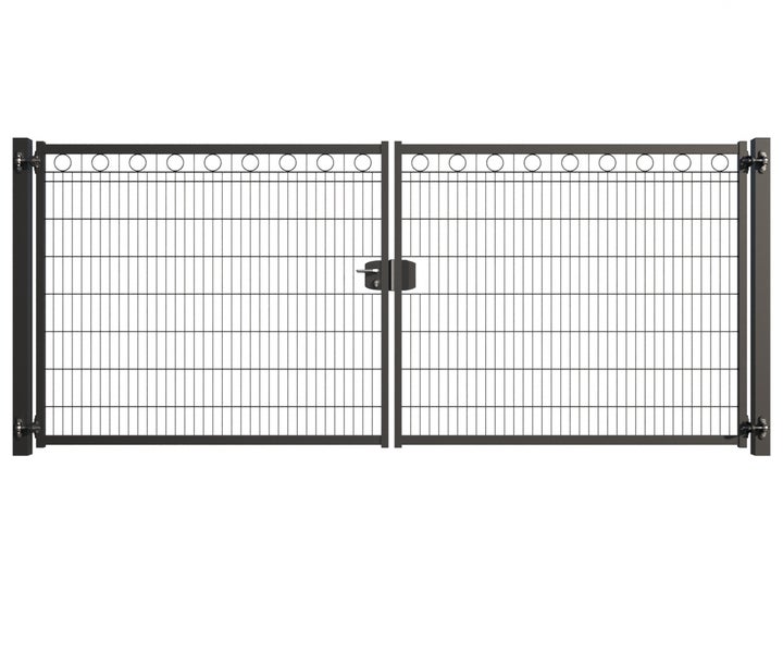 Doppeltor aus Metall mit Schloss