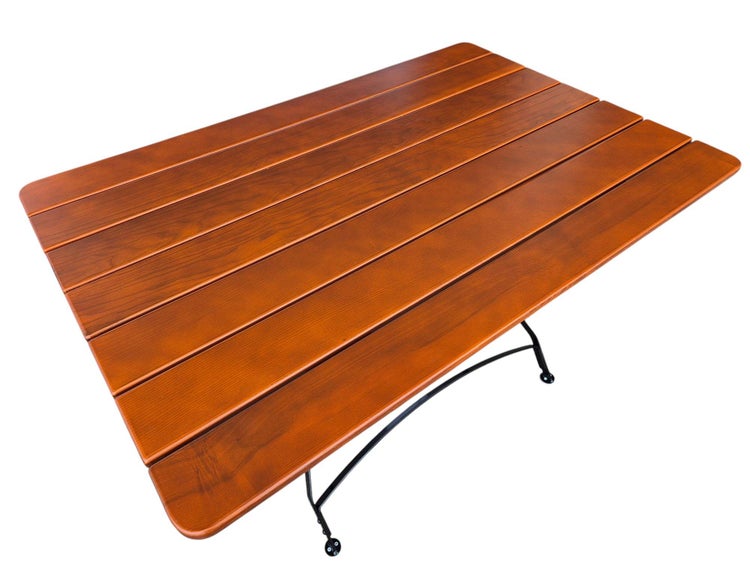 Rechteckiger Gartentisch mit einer Tischplatte aus Holzlatten und einem geschwungenen Metallgestell.