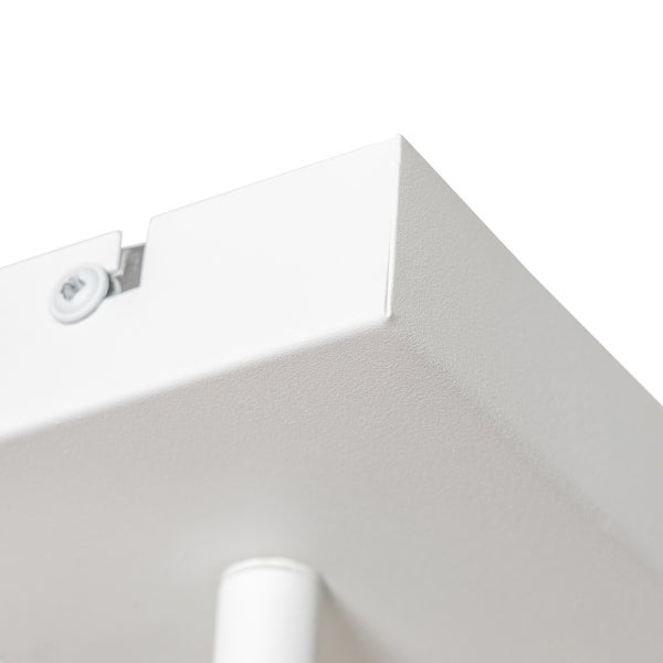 Detailansicht einer weißen Metallkonstruktion mit Schraube