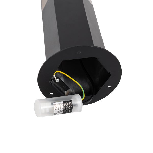 Unterseite einer schwarzen Pollerleuchte mit runder Montageplatte und geschützter Anschlussdose für E27 Leuchtmittel mit Schutzart IP44.