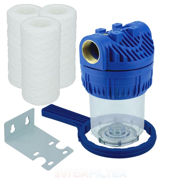 Wasserfilter Set mit Filtergehäuse, drei Ersatzfiltern, Wandhalterung und Montageschlüssel zur Wasseraufbereitung.