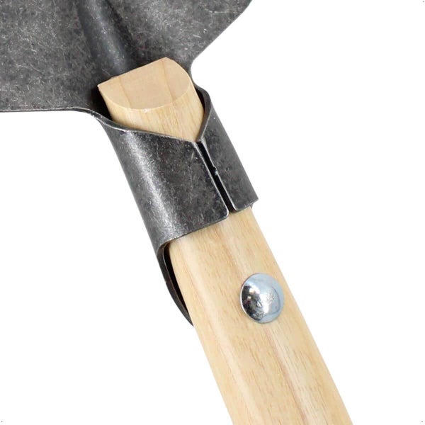 Detailansicht der Verbindung von Schaufelblatt aus Metall und Holzstiel mit Metalltülle und Befestigungsschraube.