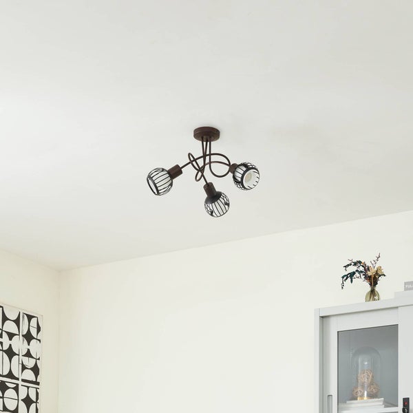 Deckenleuchte mit drei Leuchten im Wohnraum