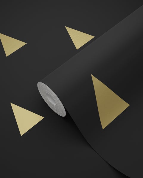 Tapetenrolle mit goldenen Dreiecken auf dunklem Grund