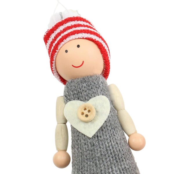 Dekorative Stoffpuppe mit gestreifter Mütze und Herzapplikation