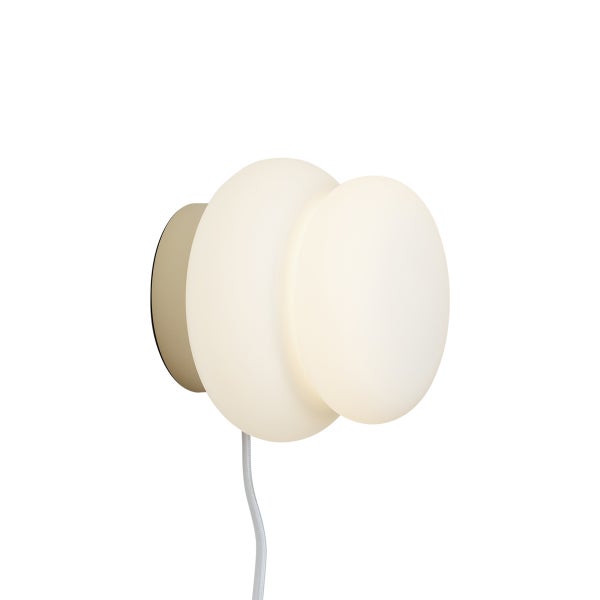 Moderne Wandleuchte mit zweistufigem Schirm aus weißem Opalglas und goldfarbener Metallhalterung inklusive Kabel.